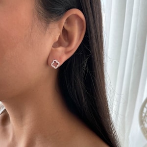 Delicados pendientes minimalistas de trébol, pequeños pendientes de trébol de oro de 14 quilates, joyas de trébol de plata de ley 925, pendientes de flor de 4 hojas con circonita cúbica para mujer.