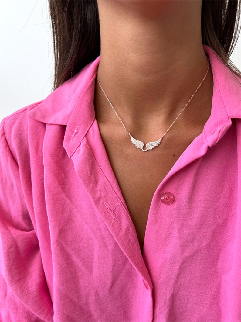 Collar de alas de ángel de plata con delicado circonita cúbica, colgante minimalista de ángel, elegante y moderno, hecho a mano. imagen 3