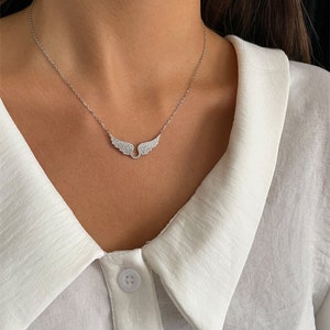 Collar de alas de ángel de plata con delicado circonita cúbica, colgante minimalista de ángel, elegante y moderno, hecho a mano. imagen 4