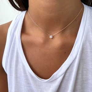 K&ouml;nnte beinhalten: Eine zarte Halskette aus ros&eacute;goldener Kette mit einem kleinen, funkelnden Sternanh&auml;nger.