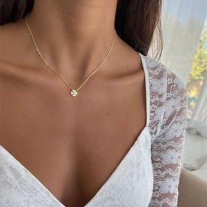 Collar de trébol pequeño, colgante de corazón de oro de 14k, gargantilla de plata de ley 925 con flores de cuatro hojas, joyería de la suerte, regalo para ella