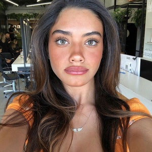 Collar de alas de ángel de plata con delicado circonita cúbica, colgante minimalista de ángel, elegante y moderno, hecho a mano. imagen 5