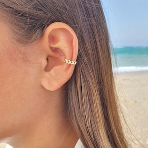 Conch Ear Cuff Earring, No Piercing Ear Cuff, Tiny Fake Helix piercing, Fake Clip On Cuff, Fake piercing, Dainty Wrap Ear Cuff, One Piece
