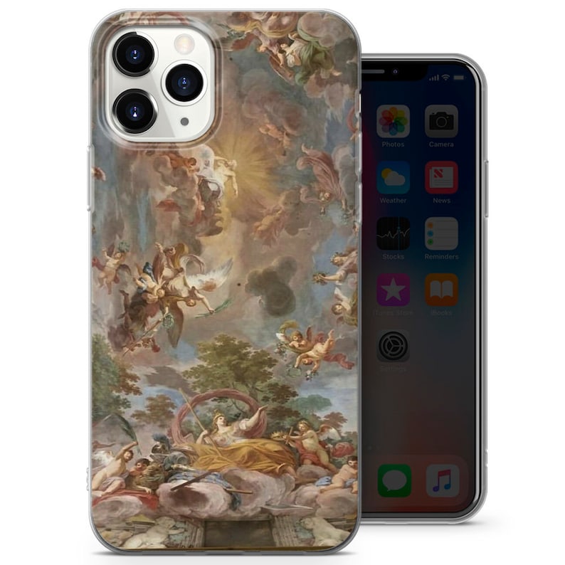 Puede incluir: Una funda transparente para tel&eacute;fono con una pintura colorida de &aacute;ngeles y nubes. La pintura es de estilo renacentista y presenta una figura central con una corona.