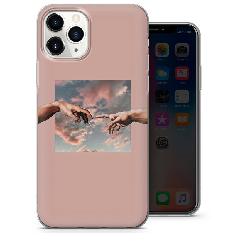 Puede incluir: Una funda transparente para tel&eacute;fono con fondo rosa y un gr&aacute;fico de dos manos que se alcanzan la una a la otra contra un cielo nublado.
