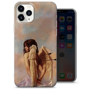 Puede incluir: Una funda transparente para tel&eacute;fono con una imagen impresa de una mujer con alas de &aacute;ngel. La mujer lleva un vestido blanco y tiene el pelo largo y casta&ntilde;o. El fondo es un cielo nublado con un tono rosado y naranja.