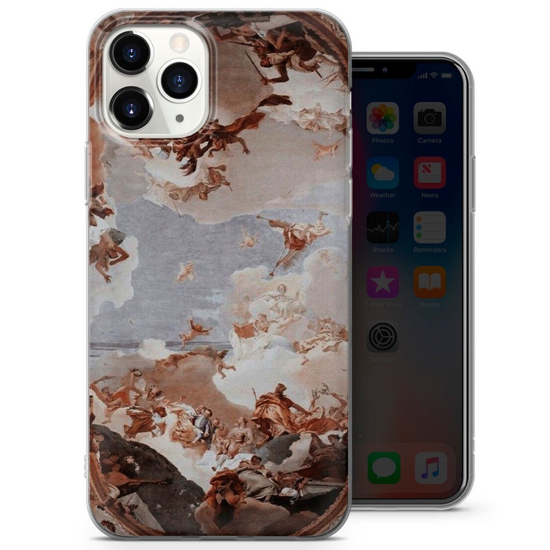 Puede incluir: Una funda transparente para tel&eacute;fono con una pintura vintage de &aacute;ngeles y nubes en tonos marrones, blancos y azules. La funda est&aacute; dise&ntilde;ada para un iPhone.