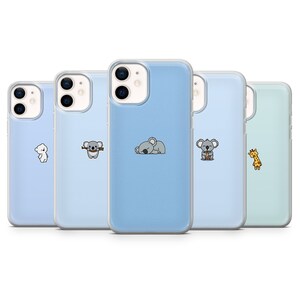 Könnte beinhalten: Fünf verschiedene Handyhüllen mit verschiedenen niedlichen Tiermotiven. Die Hüllen sind transparent und haben einen hellblauen Hintergrund. Die Designs beinhalten einen Koala, der einen Stock hält, einen schlafenden Koala, einen Koala, der eine Tasse hält, einen Eisbären und eine Giraffe.
