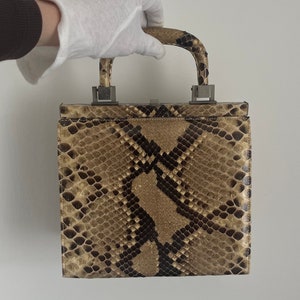 Bolso de piel con estampado animal print de serpiente.
