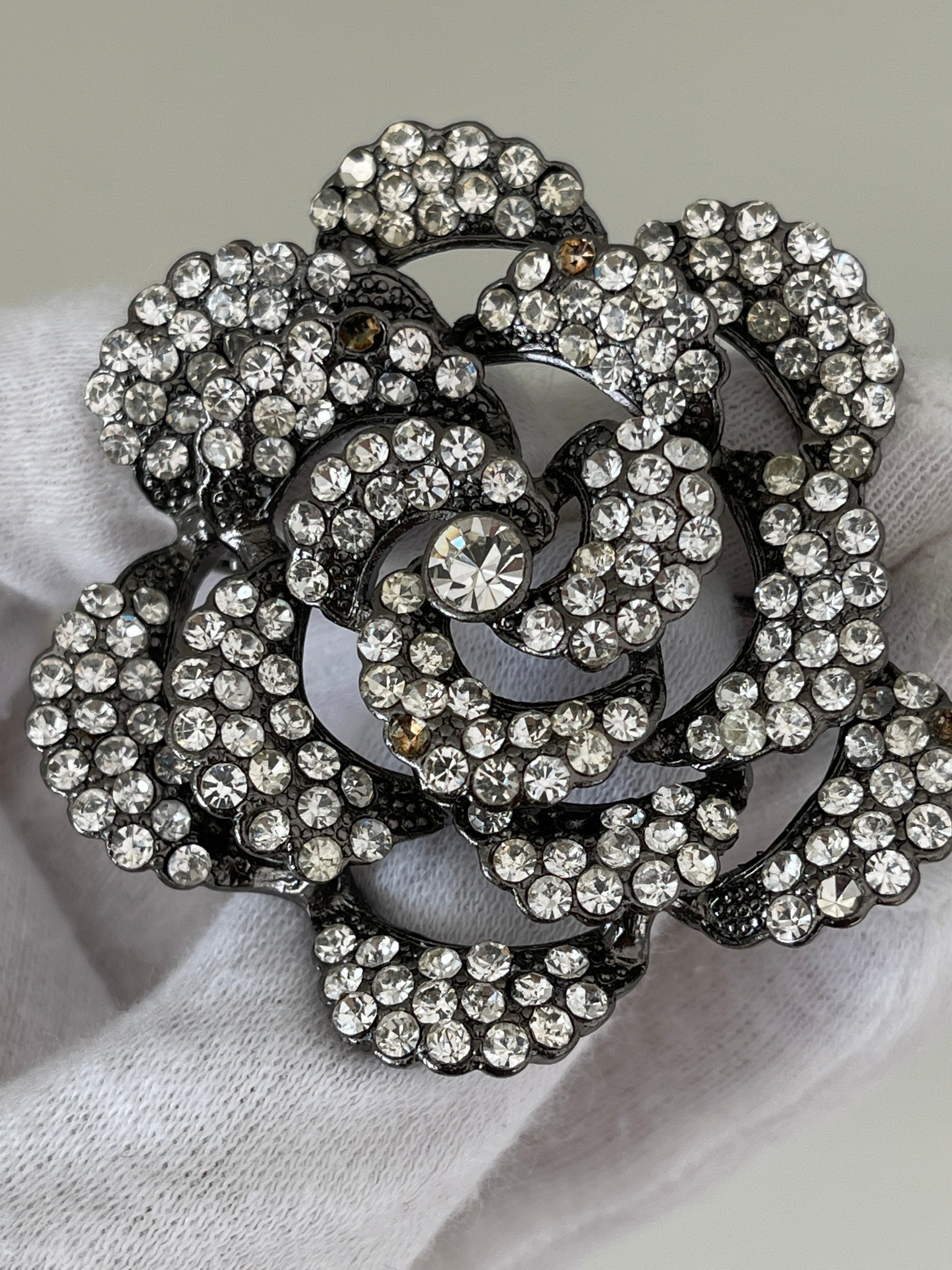 Broche Ancienne Florale En Cristal Sur Monture Argentée - Bijou Vintage - Occasion En Bel État