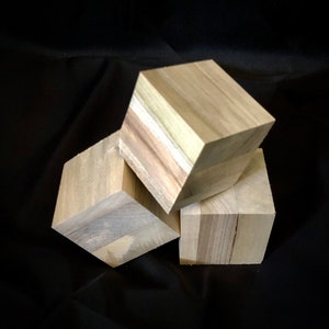3,5 &quot;Holzbastelblöcke ~ Ultra Premium Massivholzblöcke ~ 3,5x3,5x3,5 Würfel für DIY Basteln ~ Naturbelassen oder gebeizt.&quot;