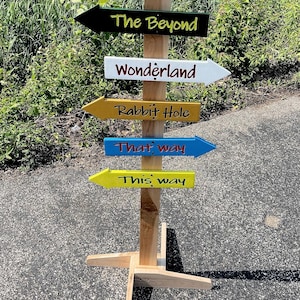 Señal de flecha direccional tallada a mano: decoración de destino de madera personalizada