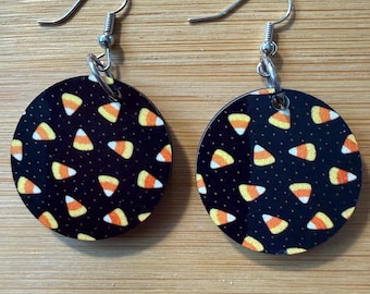 Pendientes colgantes hipoalergénicos con diseño de caramelos de maíz para Halloween.
