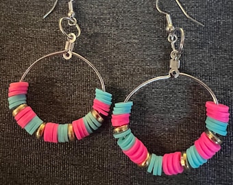 Pendientes de aro estilo bohemio: Cuentas de arcilla polimérica rosa fucsia y azul, ganchos de plata.