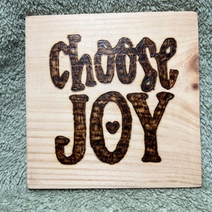 Choose Joy Wood Sign – Hand-Burned Inspirational Wall Art – Rustic Farmhouse Decor – Small Wood Plaque Gift – Positive Quote Sign