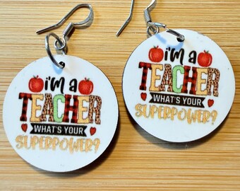 Pendientes de superpoderes para profesores: Madera ligera, diseño de manzana.