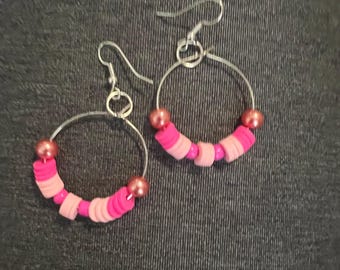 Pendientes de aro de arcilla polimérica rosa estilo boho: joyería llamativa y colorida.