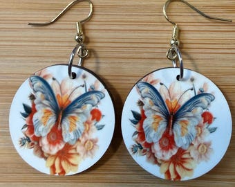 Pendientes colgantes de mariposa y flores: joyería vintage de inspiración natural en tonos pastel.