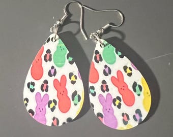 Pendientes de conejito de Pascua en forma de lágrima: joyería de primavera con estampado de leopardo.