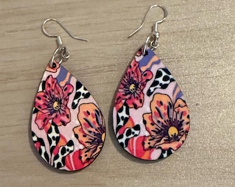 Pendientes llamativos con forma de lágrima y diseño floral: estampado de vaca en rosa, naranja y negro.