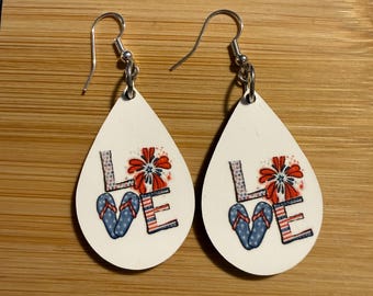 Pendientes patrióticos LOVE con forma de lágrima y diseño de chanclas: Joyería americana en rojo, blanco y azul.