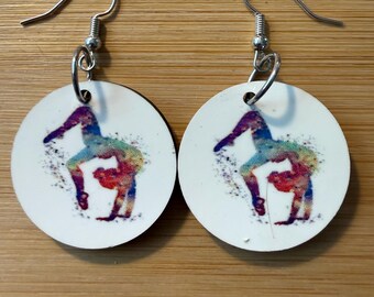 Pendientes con silueta de gimnasta: Joyería colgante de madera colorida