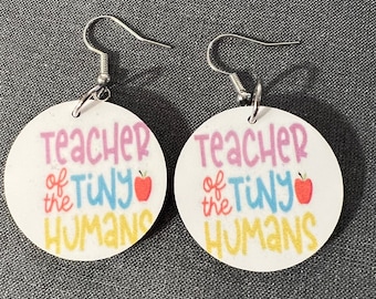 Pendientes de la maestra de los pequeños humanos: Madera ligera, detalle de manzana.