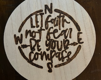 Letrero grabado en madera: Brújula de la fe, no del miedo - Decoración cristiana inspiradora