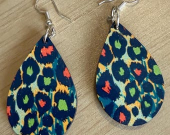 Pendientes de leopardo en forma de lágrima: estampado animal en vibrantes tonos azules, verdes y coral.