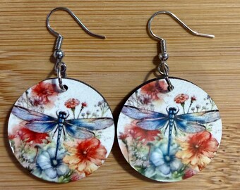 Pendientes de acuarela con diseño de libélula: Inspirados en la naturaleza floral.