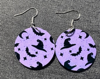 Pendientes de Halloween con forma de sombrero de bruja morado: colgante de murciélago y luna, joyería espeluznante