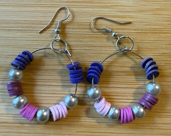 Pendientes de aro estilo bohemio: Cuentas Heishi moradas, ganchos bañados en plata.