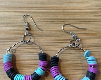 Pendientes de aro estilo bohemio de arcilla polimérica en negro, morado y azul.