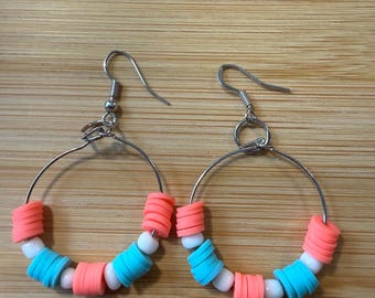 Pendientes de aro estilo bohemio: arcilla polimérica naranja, azul y blanca, ganchos bañados en plata.