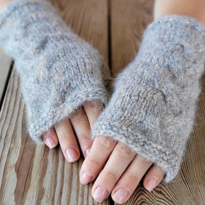 Women&#39;s Soft Cable Кnit Gloves Beige