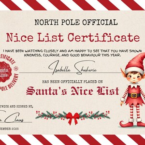 Puede incluir: Un certificado festivo de la "Lista de los buenos" con rayas diagonales rojas y blancas. El certificado presenta el texto "North Pole Official" y "Santa's Nice List". Una ilustración de un elfo está en el lado derecho.