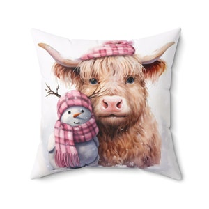 Linda vaca de las tierras altas de Navidad con muñeco de nieve vaca peluda sombrero de invierno y bufanda nariz de zanahoria almohada cuadrada de poliéster, vacas escocesas que viven en el campo