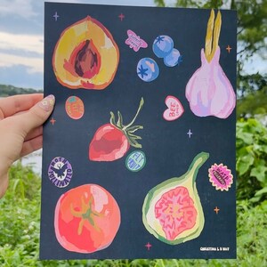 以下が含まれることがあります： さまざまな果物や野菜、桃、イチゴ、トマト、イチジク、ニンニク、ブルーベリーなどのカラフルなイラストが描かれた黒い背景。  「Fly Fruit」、「Wasp Collored」、「Not Pollinated」、「Bee Love」などのテキストが書かれたステッカーもいくつかあります。