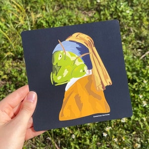 Könnte beinhalten: Eine Schwarzweißillustration eines grünen Grashüpfers, der ein gelbes und blaues Kopftuch und ein gelbes und oranges Kleid trägt. Der Text "Christina Watkins" befindet sich am unteren Rand des Bildes.