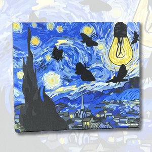 Peut inclure: Une peinture repr&eacute;sentant un ciel nocturne &eacute;toil&eacute; avec une grosse ampoule au centre. L'ampoule est entour&eacute;e de silhouettes de papillons de nuit en vol. La peinture est r&eacute;alis&eacute;e dans un style pictural avec une palette de couleurs bleue et jaune.