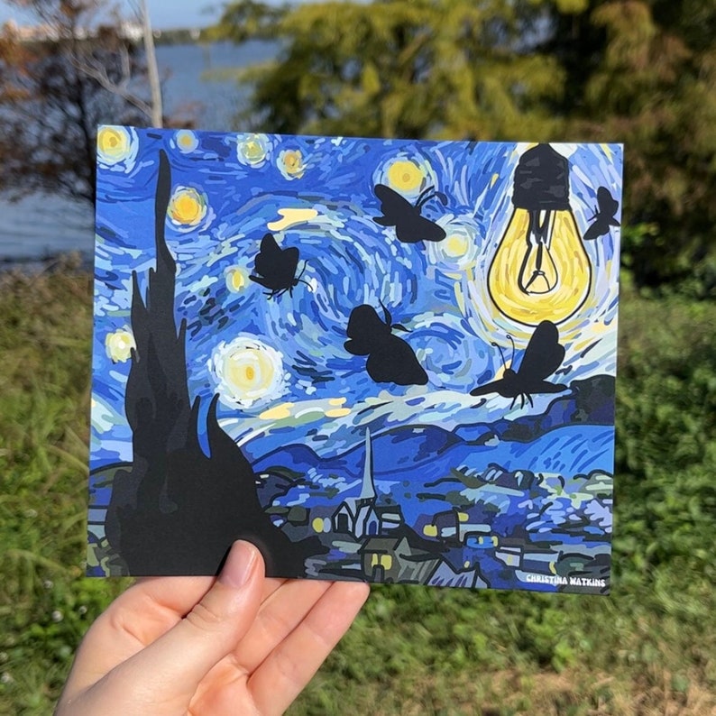 Peut inclure: Une peinture bleue et jaune d'un ciel nocturne &eacute;toil&eacute; avec une ampoule et des silhouettes de papillons. La peinture est intitul&eacute;e "Christina Watkins".