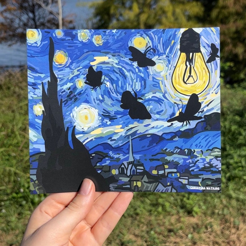 Peut inclure: Une peinture bleue et jaune d'un ciel nocturne &eacute;toil&eacute; avec une grosse ampoule incandescente dans le coin sup&eacute;rieur droit. La peinture pr&eacute;sente plusieurs silhouettes noires d'oiseaux volant dans le ciel. La peinture est sign&eacute;e "Christina Watkins" dans le coin inf&eacute;rieur droit.