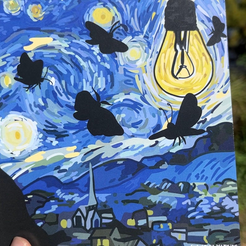 Peut inclure: Une peinture repr&eacute;sentant un ciel nocturne &eacute;toil&eacute; avec une ampoule jaune brillante dans le coin sup&eacute;rieur droit. Le ciel est peint dans des tons de bleu et de blanc avec des coups de pinceau tourbillonnants. Cinq silhouettes noires de papillons volent autour de l'ampoule. La peinture rappelle La Nuit &eacute;toil&eacute;e de Vincent van Gogh.
