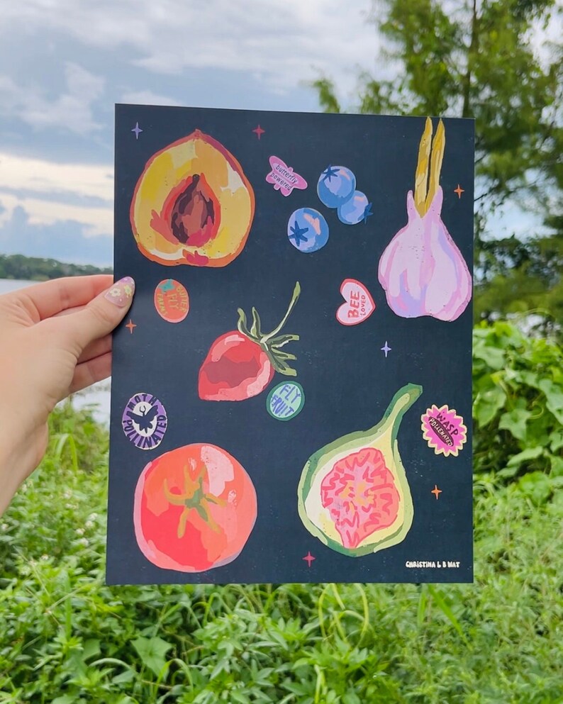 以下が含まれることがあります： さまざまな果物や野菜、桃、イチゴ、トマト、イチジク、ニンニク、ブルーベリーなどのカラフルなイラストが描かれた黒い背景。  「Fly Fruit」、「Wasp Collored」、「Not Pollinated」、「Bee Love」などのテキストが書かれたステッカーもいくつかあります。
