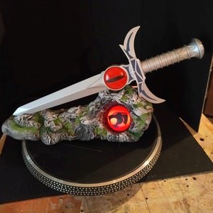 Spada dei Thundercats dei presagi con base in polystone con luci FAN MADE pugnale a grandezza naturale 42 cm/16,5 pollici per Cosplay replica 1:1 stampata in 3D