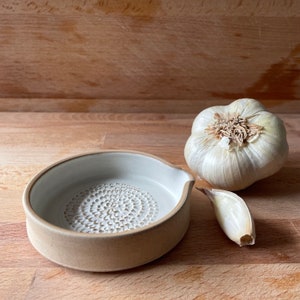 Handmade Ceramic Garlic Ginger Grater Dish, Off-White Stoneware, Grater Plate, Garlic Rasp, Kitchen Tool Gift