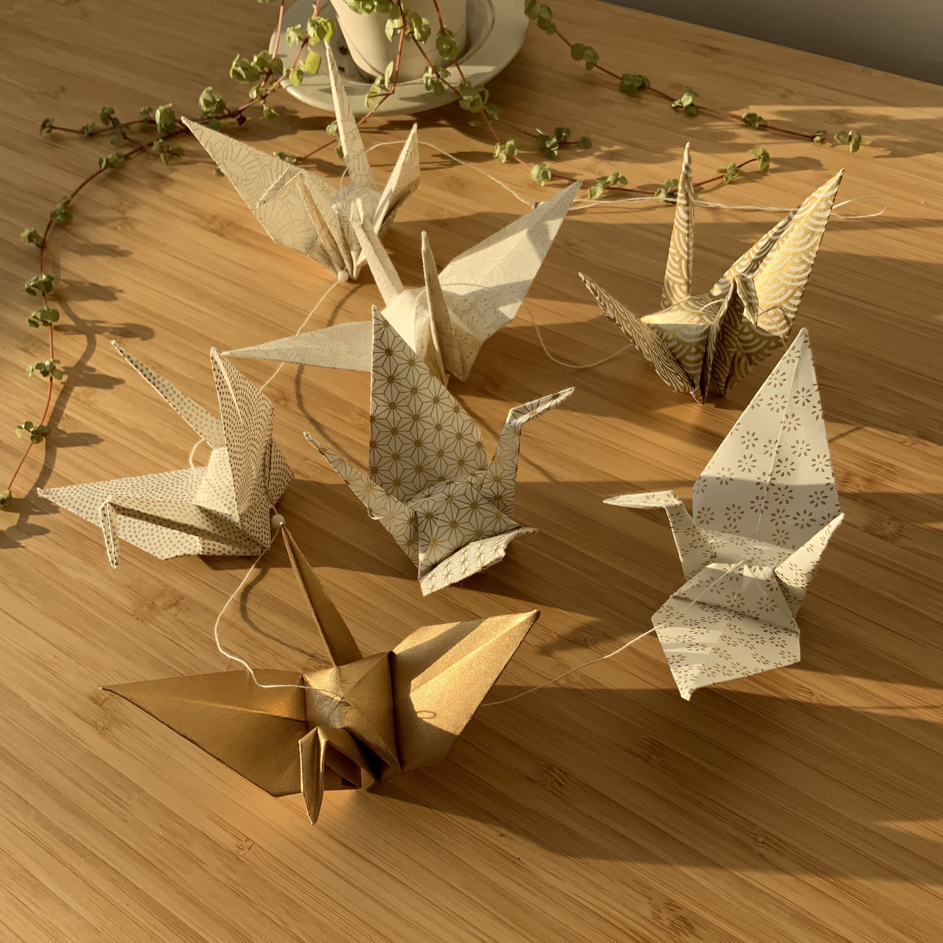 Guirlande Or - Guirlande de Grues en Origami Réalisée Papier Japonais à Motif Tons Blanc et Or