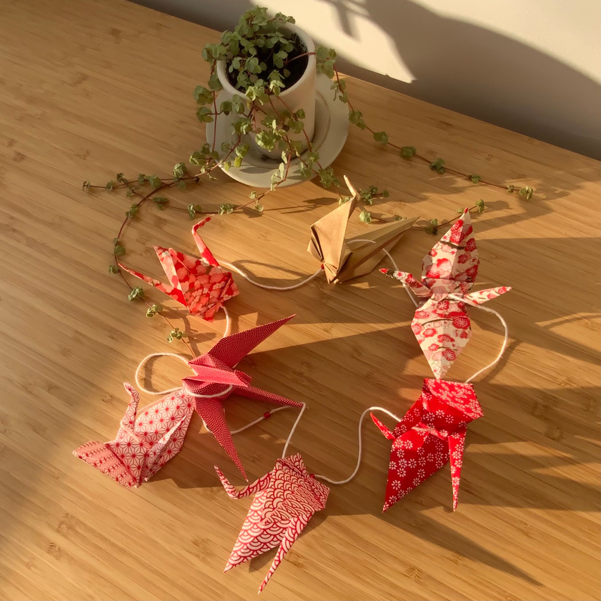 Guirlande Cerise - Guirlande de Grues en Origami Réalisée Papier Japonais à Motif Tons Rouges et Or