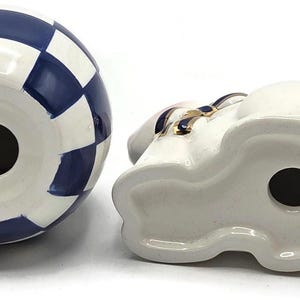 Juego de pesas para servilletas y palillos de dientes con forma de huevo, diseño de conejito azul a cuadros Royal Check de Mackenzie Childs imagen 6