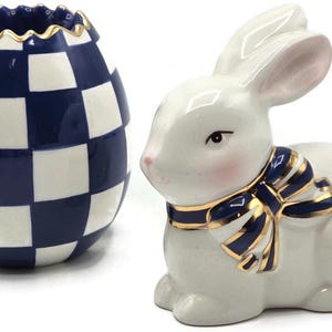 Juego de pesas para servilletas y palillos de dientes con forma de huevo, diseño de conejito azul a cuadros Royal Check de Mackenzie Childs imagen 1